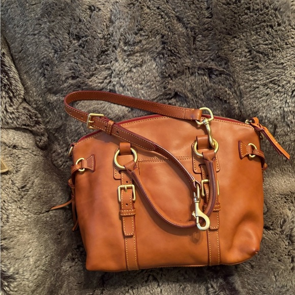 Elegant Tan Leather Handbag - Picture 2 of 13
